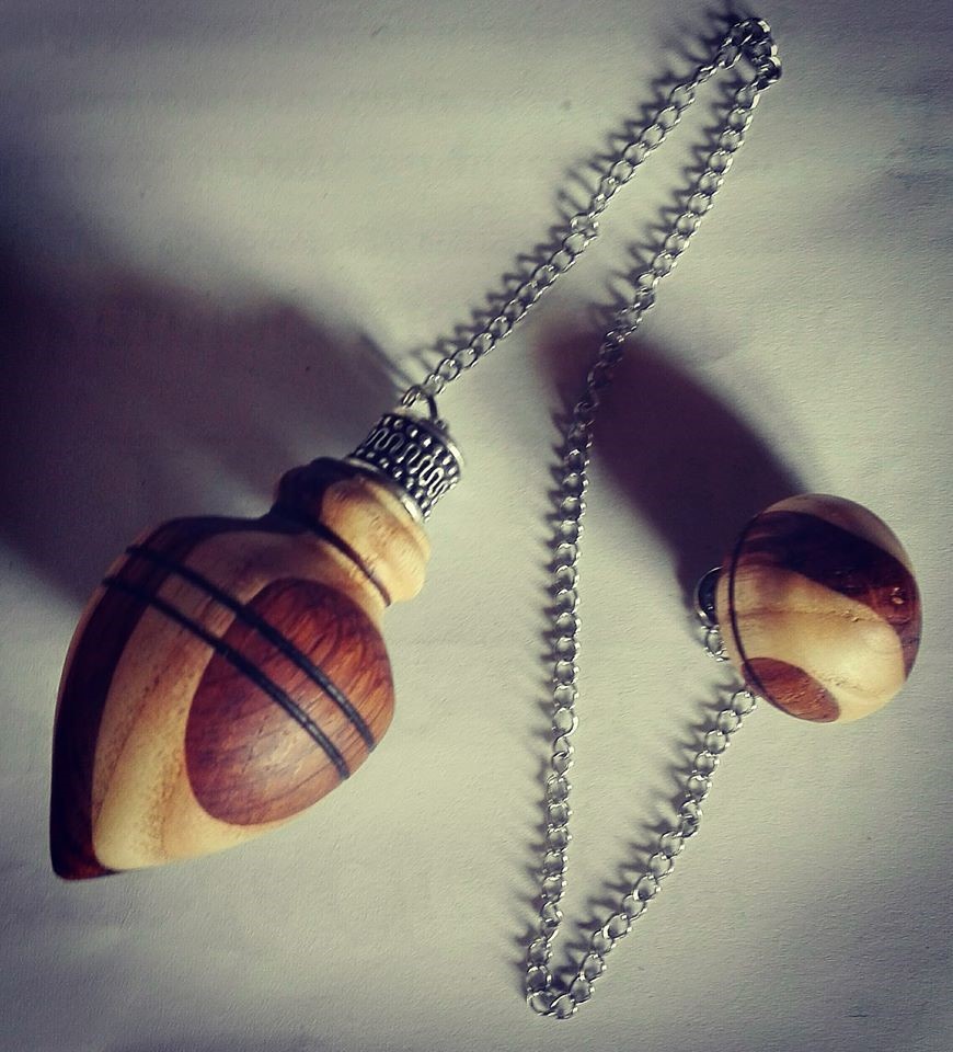 Pendule tourneur sur bois.