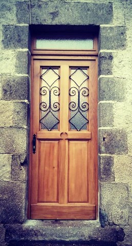 Porte d'entrée massive.