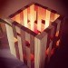 Lampe artisanal en bois.